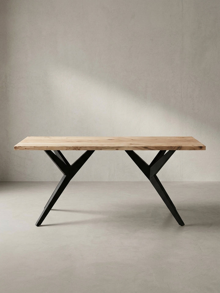 Gesamtüberblick des massiven Esstisches, der die harmonische Balance zwischen der organischen Holzplatte und dem architektonischen Metallfuß darstellt._