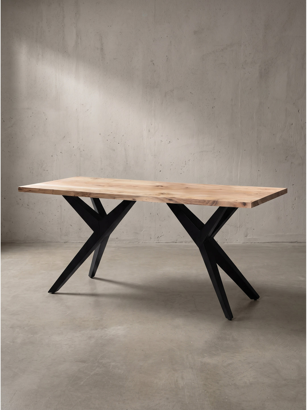 Rechteckiger Esstisch 120x60x76 cm aus massiver Akazie mit markanter Holzstruktur und schwarzem Spider-Gestell in Frontalansicht._