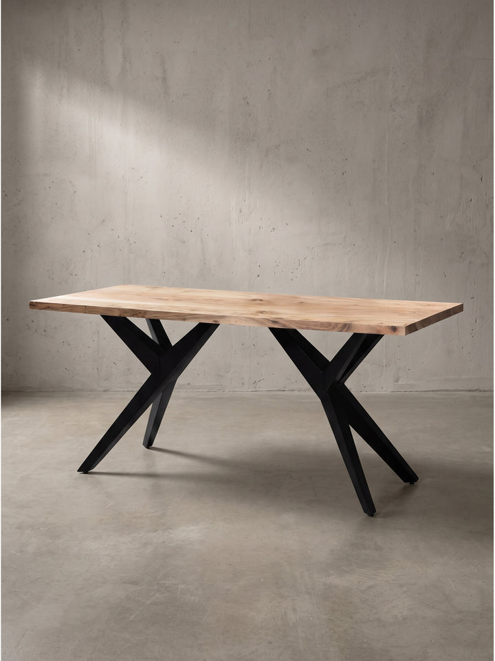 Rechteckiger Esstisch 120x60x76 cm aus massiver Akazie mit markanter Holzstruktur und schwarzem Spider-Gestell in Frontalansicht._