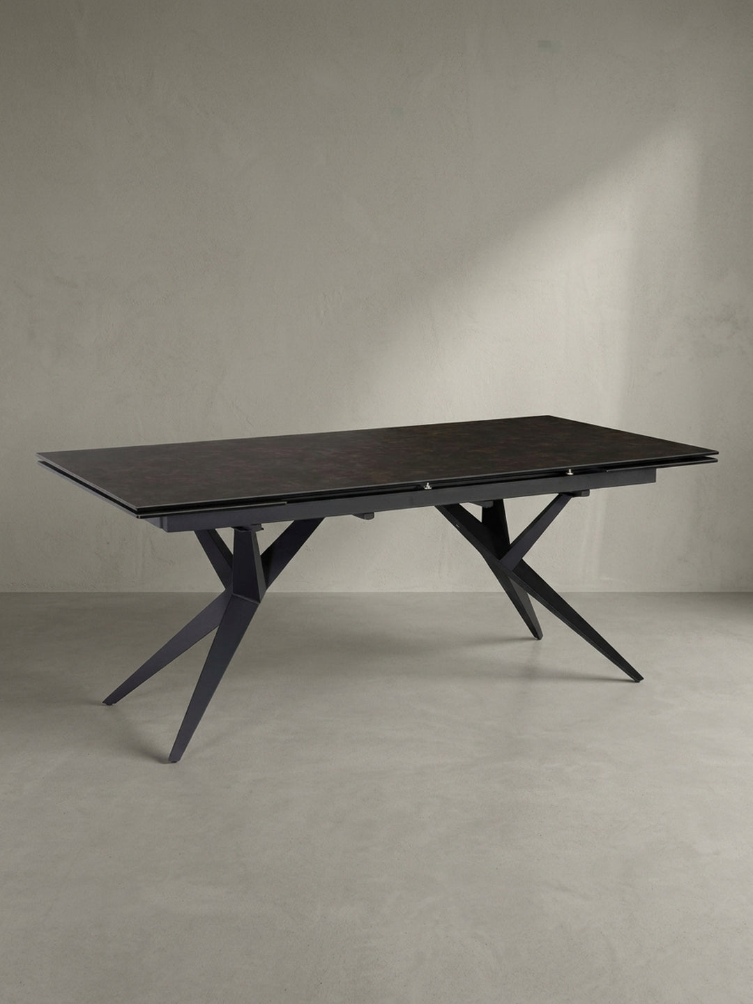 Gesamtansicht des eleganten schwarzen Esszimmertisches, der modernes Design mit praktischer Ausziehfunktion für bis zu 12 Personen vereint._