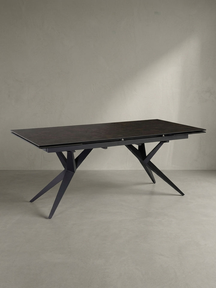Gesamtansicht des eleganten schwarzen Esszimmertisches, der modernes Design mit praktischer Ausziehfunktion für bis zu 12 Personen vereint._