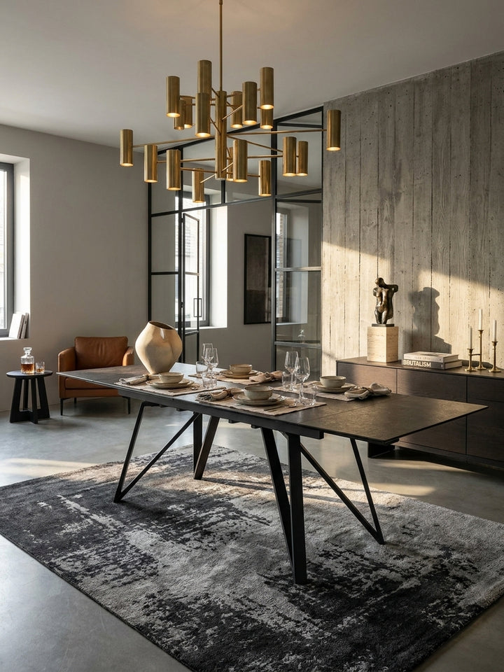 Großer ausziehbarer Keramik-Esstisch in Schwarz, elegant inszeniert in einem modernen Esszimmer mit grauen Samtstühlen und Design-Hängeleuchte._