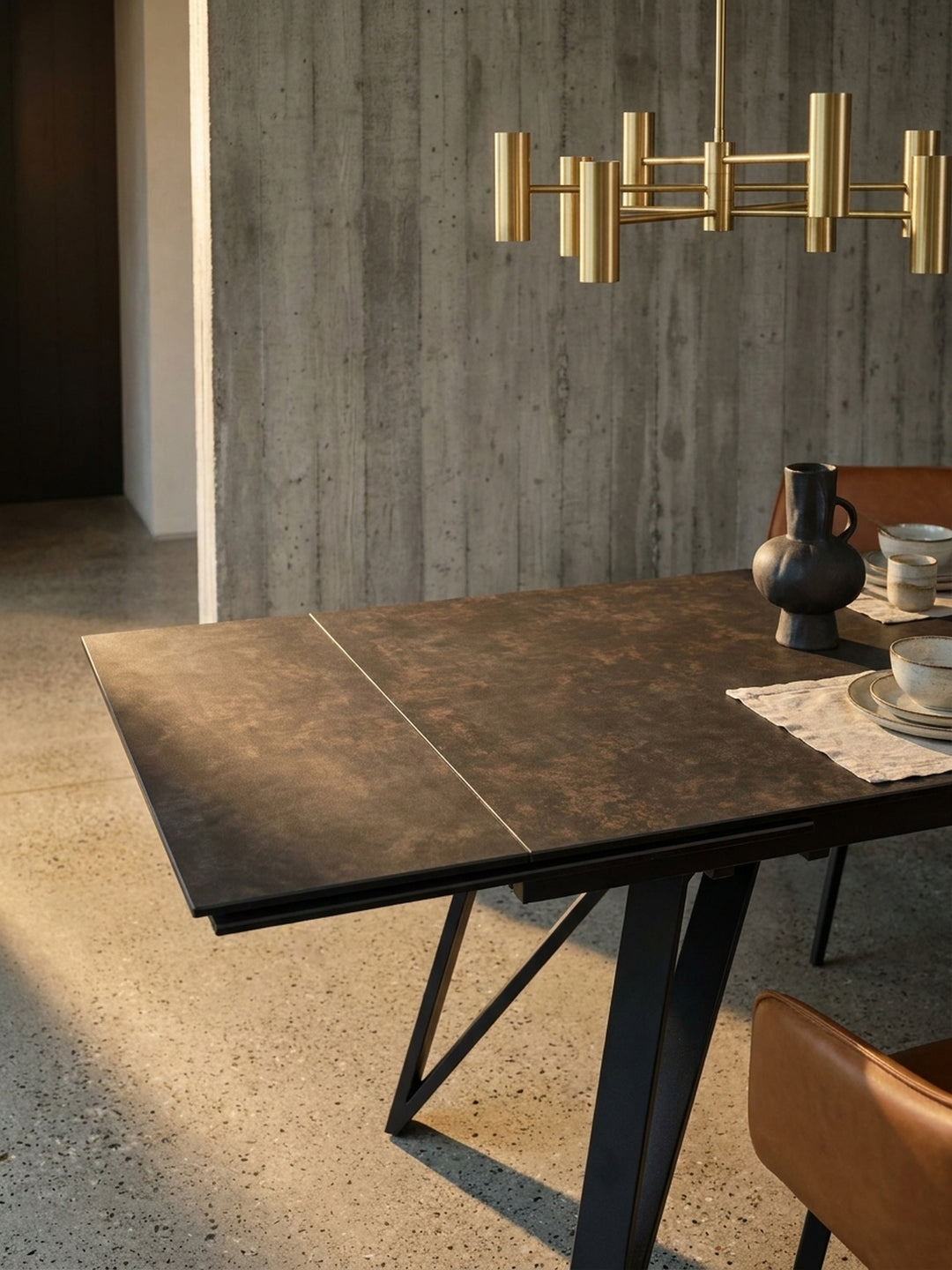 Detailaufnahme der matten, strukturierten Keramik-Glas-Tischplatte in Anthrazit, die die hochwertige und pflegeleichte Oberfläche des Designer-Esstisches zeigt._
