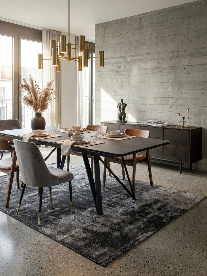 Der rechteckige Esstisch mit schwarzen Metallbeinen kombiniert mit eleganten, grauen Polsterstühlen, die das stilvolle Design des Essbereichs komplettieren._