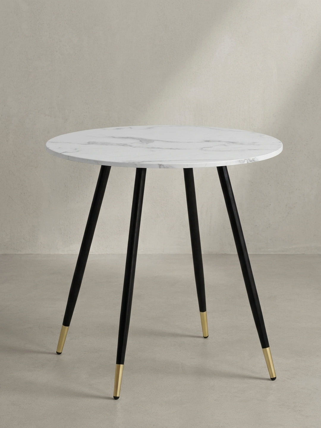 Seitenansicht des modernen 76 cm hohen Esstisches mit eleganten goldenen Beinabschlüssen in einer leicht angewinkelten Perspektive_