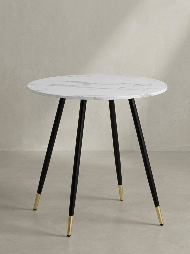 Seitenansicht des modernen 76 cm hohen Esstisches mit eleganten goldenen Beinabschlüssen in einer leicht angewinkelten Perspektive_