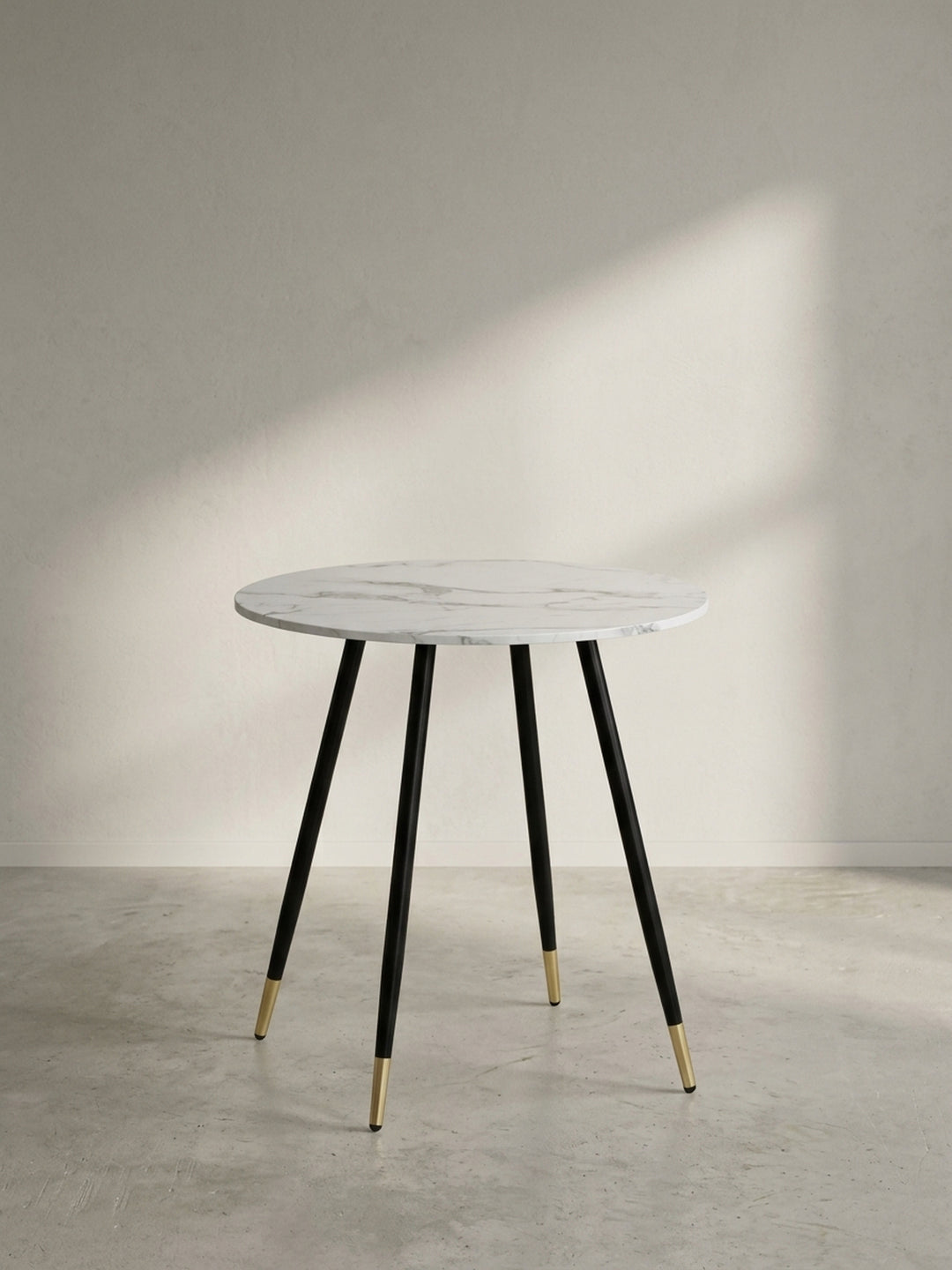 Gesamteindruck des kompakten 75 cm Küchentisches im eleganten Design mit einem harmonischen Kontrast aus weißem Marmor und dunklem Metall_