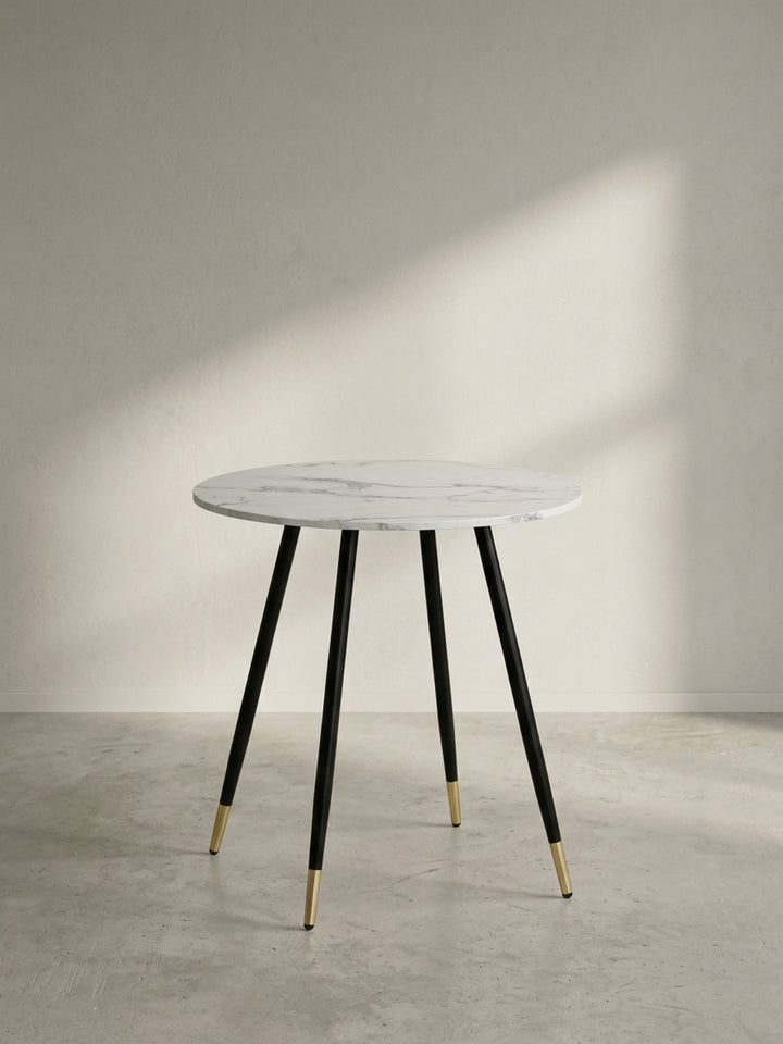 Gesamteindruck des kompakten 75 cm Küchentisches im eleganten Design mit einem harmonischen Kontrast aus weißem Marmor und dunklem Metall_