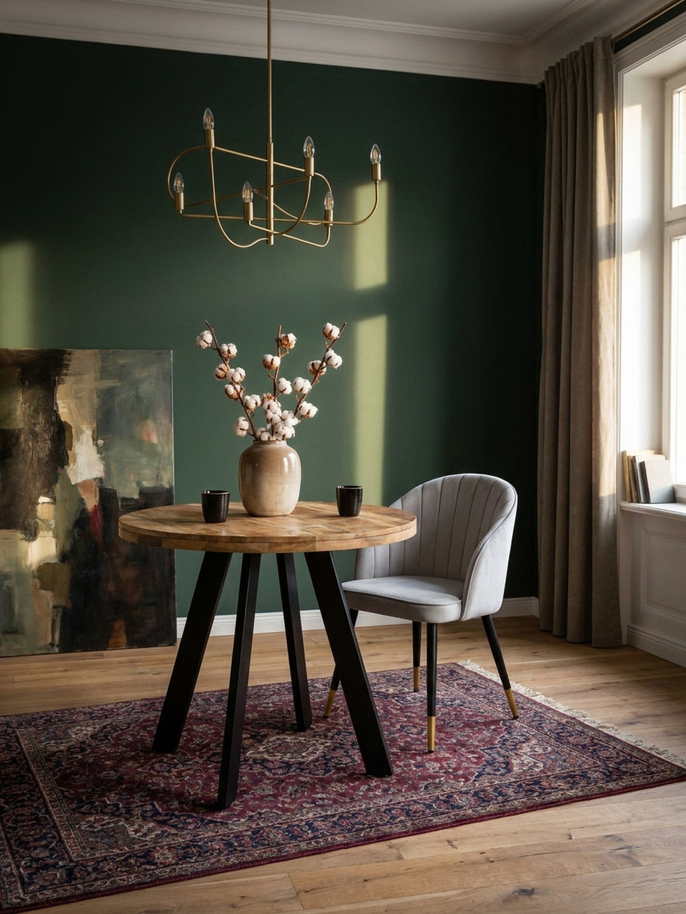 Nahaufnahme der lebhaften und rustikalen Maserung des Mango-Massivholzes der runden Tischplatte._