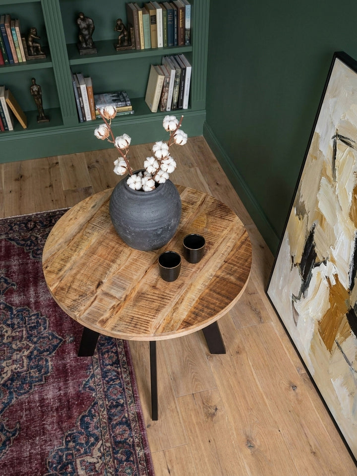 Blick von oben auf den Holztisch mit 80cm Durchmesser, arrangiert für ein Frühstück zu zweit im modernen Wohnambiente._