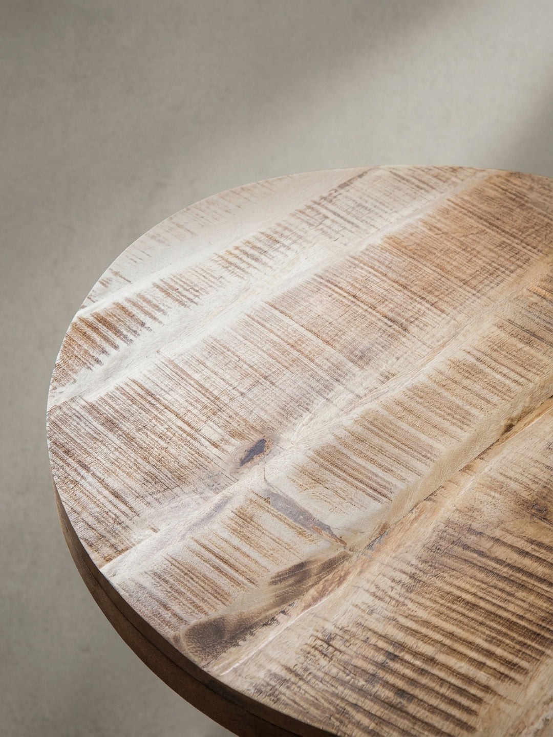 Detailaufnahme eines der konisch zulaufenden, pulverbeschichteten schwarzen Eisenbeine des Design-Esstisches._