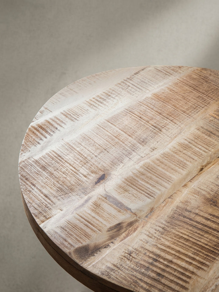 Detailaufnahme eines der konisch zulaufenden, pulverbeschichteten schwarzen Eisenbeine des Design-Esstisches._