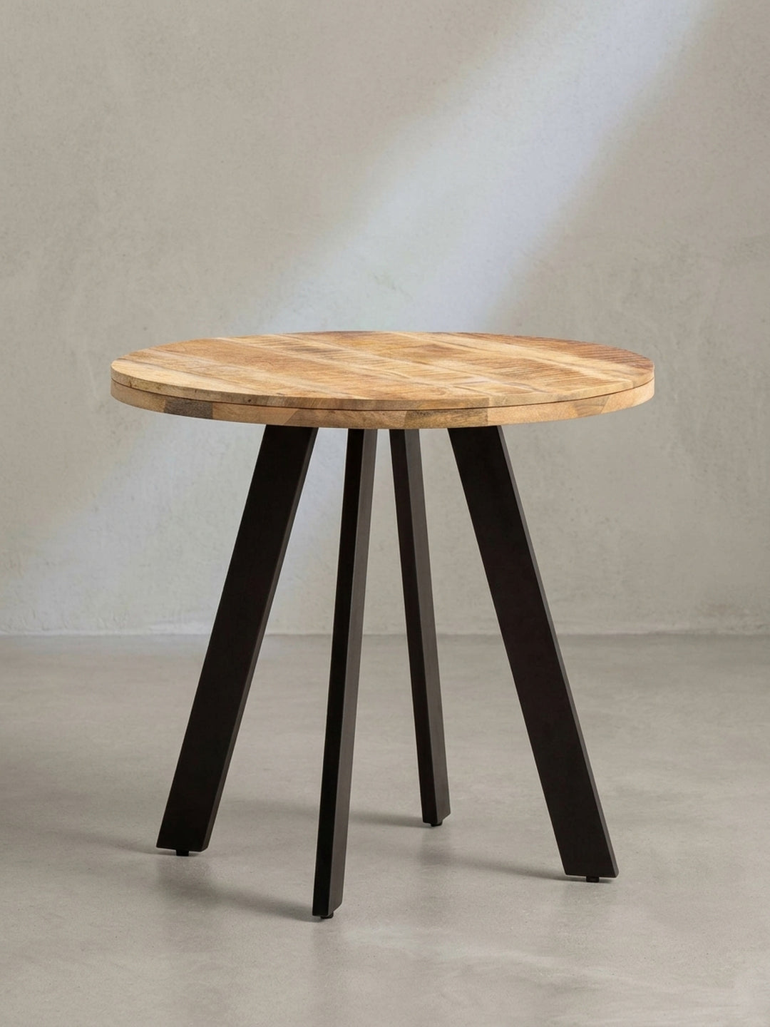 Der massive Holztisch für Esszimmer oder Küche in der Gesamtübersicht, ideal für kleine Räume und moderne Einrichtungen._
