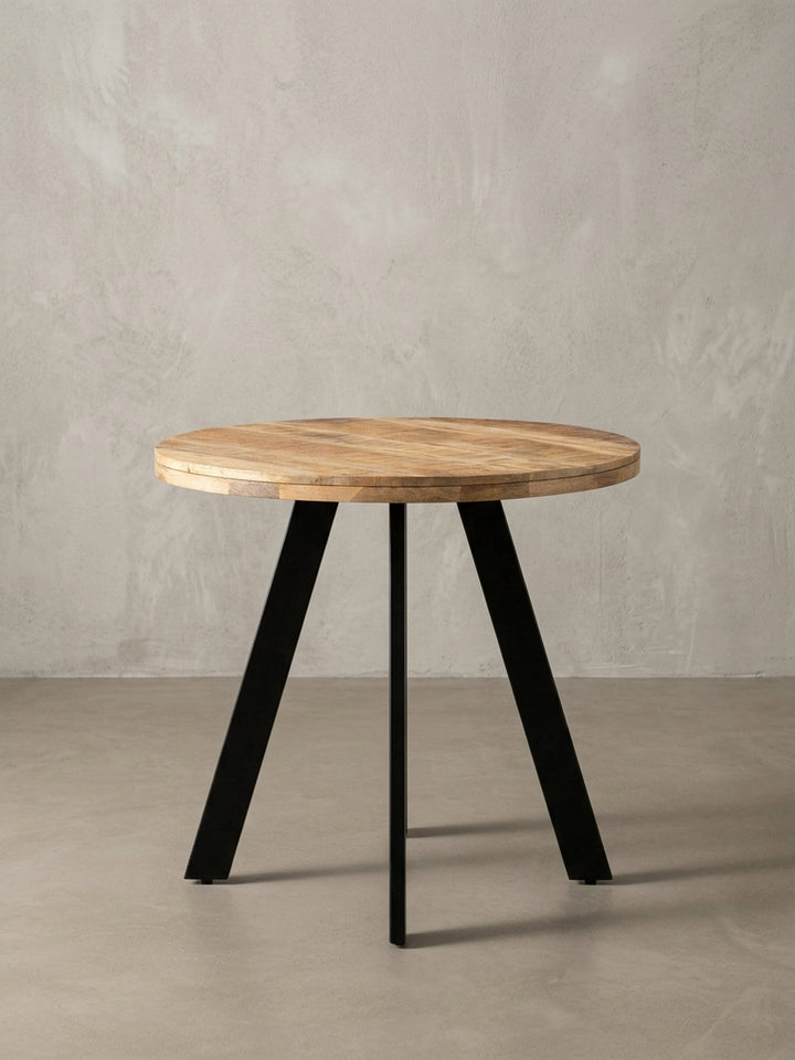 Seitenansicht des modernen Holztisches, die die schlanke Silhouette und die ausgestellten Metallbeine hervorhebt._