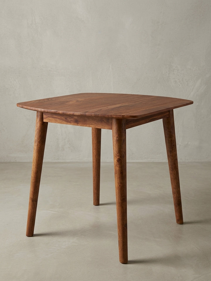 Alternative Perspektive des Holztisches 80x80, hebt den warmen Naturton und die schützende Klarlack-Versiegelung der glatten Holzoberfläche hervor._