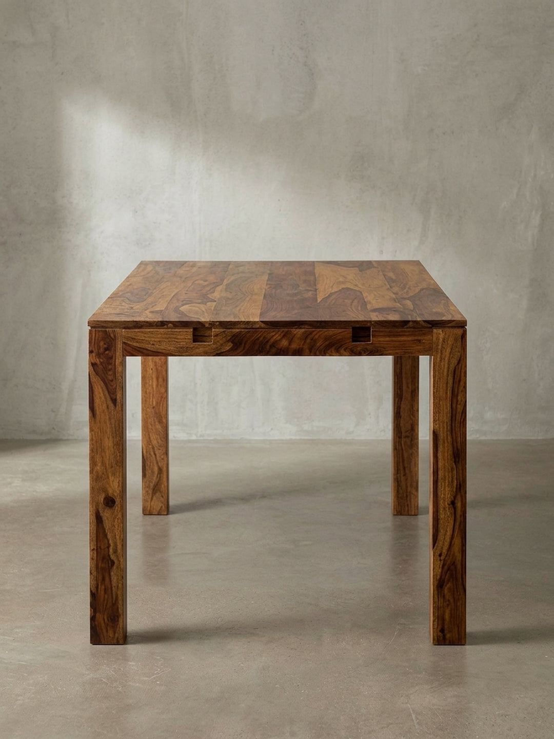 Gesamtansicht des großen Esszimmertisches aus Sheeshamholz, der durch seine natürliche Holzmaserung und sein minimalistisches Design besticht._