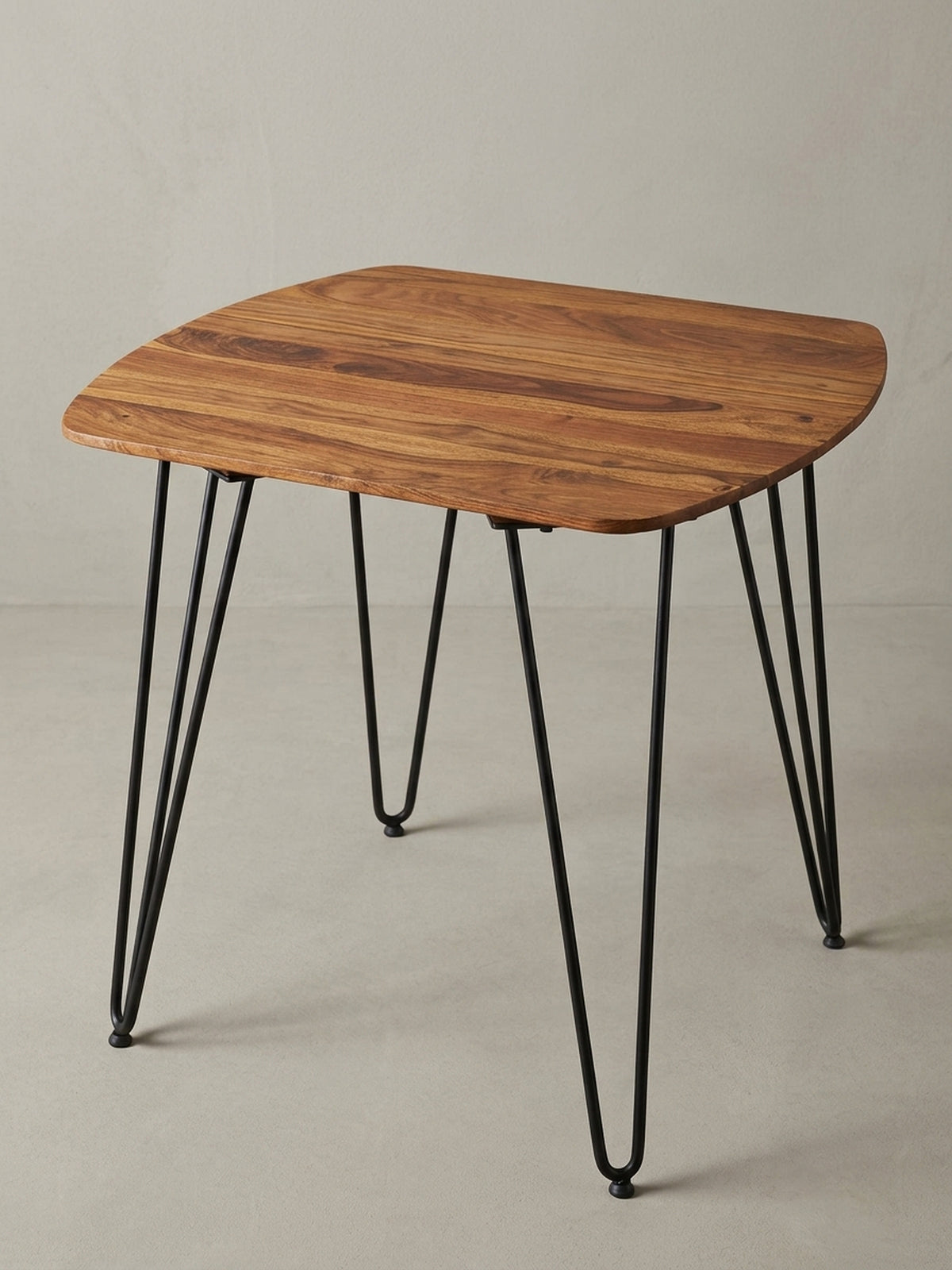 Alternative Perspektive des kompakten Echtholz-Tisches für Esszimmer oder Küche. Die warme braune Holzoberfläche spiegelt modernes Design und hochwertige Naturmaterialien wider._