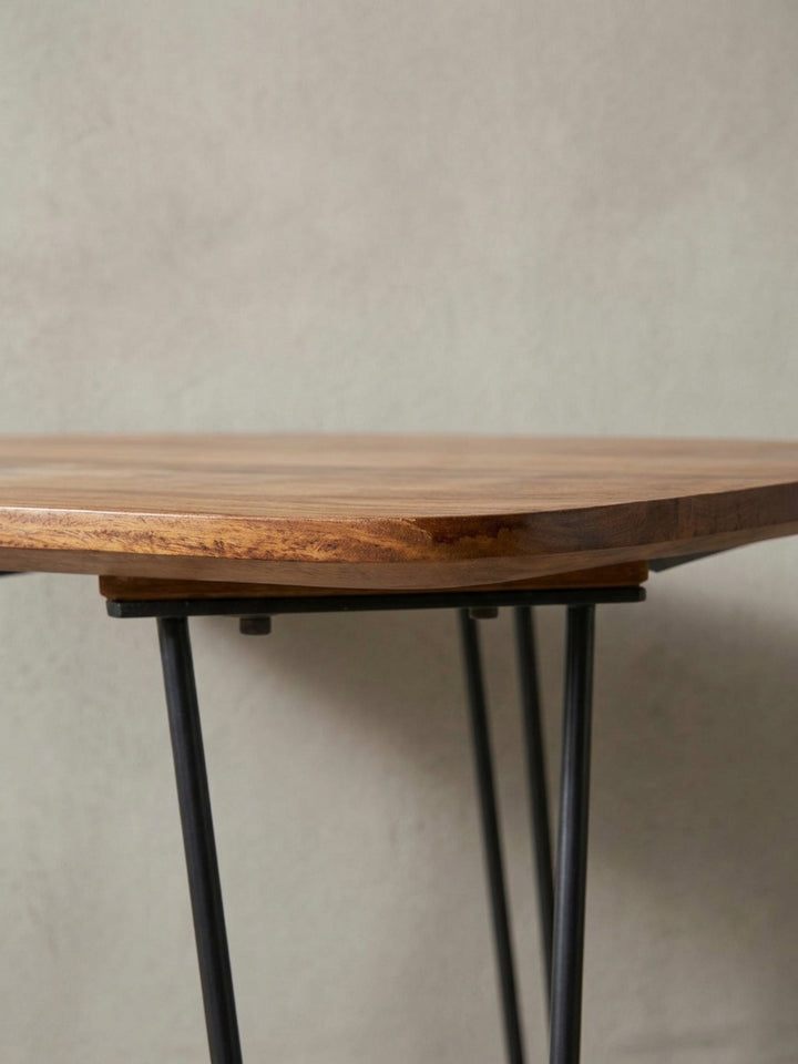 Makro-Detail der Tischkante des Massivholztisches. Die handwerkliche Verarbeitung der abgerundeten Ecken und der Übergang zu den schwarzen Hairpin-Beinen zeigt höchste Qualität._