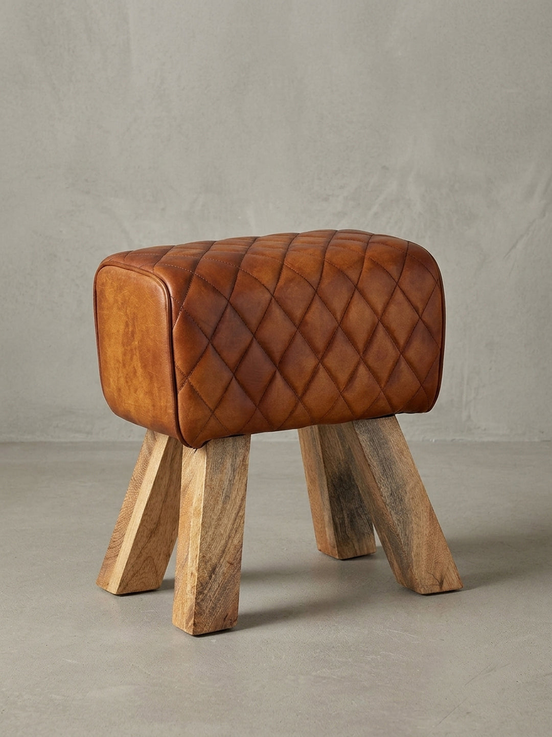 Gesamtansicht des Sitzhockers aus Echtleder und Holz, der moderne und rustikale Designelemente in einem kompakten Möbelstück vereint._