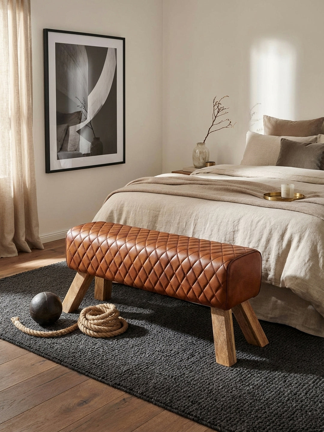 Draufsicht der 89 cm langen Leder-Sitzbank im Turnbock-Stil, die als zentrales Designelement in einem minimalistisch eingerichteten Raum mit Holzboden wirkt._