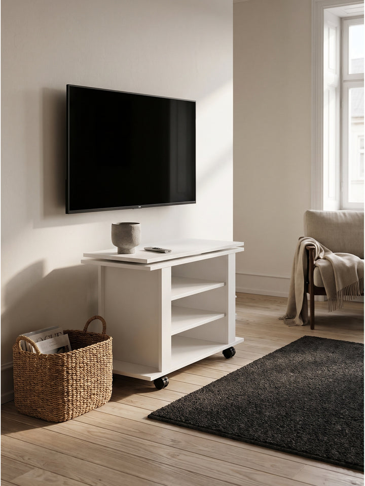 Kompaktes TV Lowboard in Weiß auf schwarzen Rollen mit offener Ablage im hellen skandinavischen Wohnzimmer vor einer warmweißen Wand._