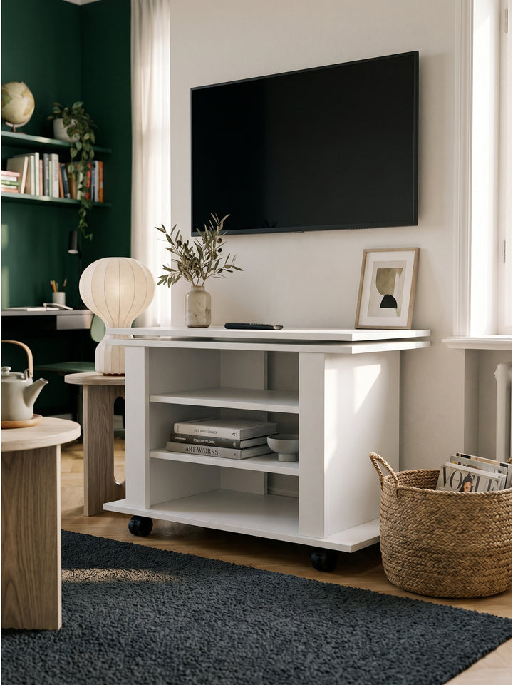 Detail des weißen TV Möbels arrangiert mit Kunstbänden und einer matten Keramikvase in einem luftigen minimalistischen Wohnbereich._