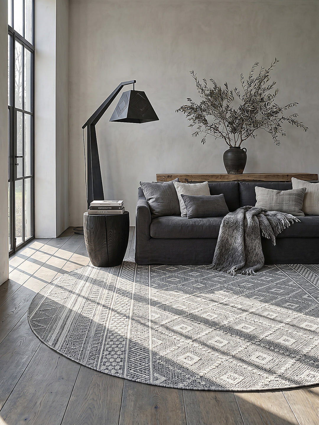 Teppich Grau rund im modernen Wohnzimmer_