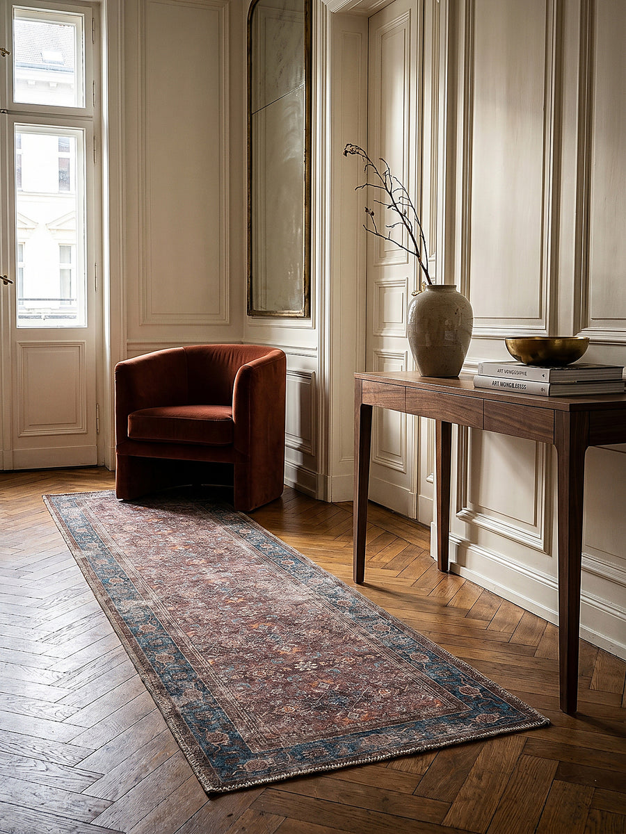 Teppich Rot Läufer im Wohnzimmer mit Couchtisch und Wohnaccessoires Wohnidee skandinavisch modern_