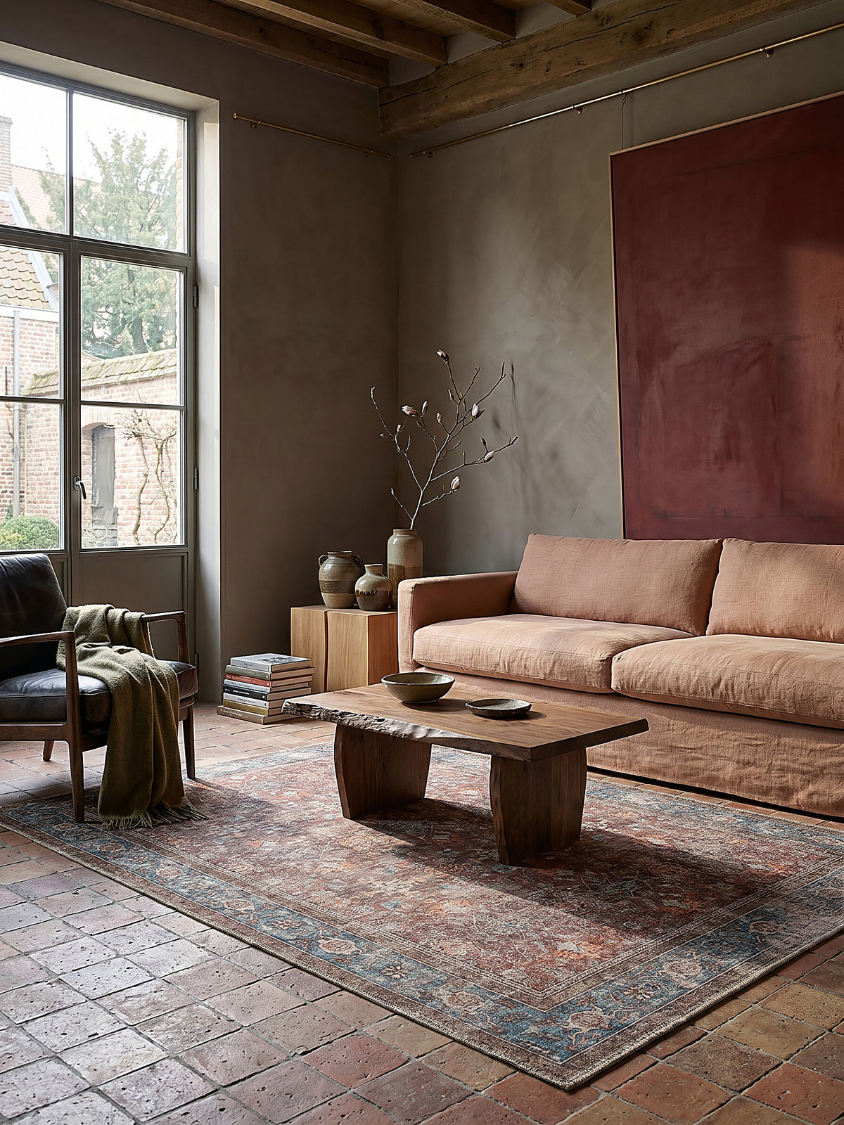 Teppich Rot rechteckig Editorial Interior als Designobjekt drapiert hochwertige Wohnaccessoires