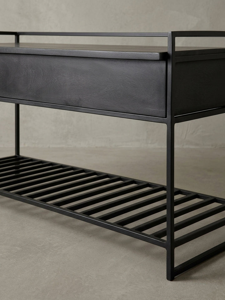 Aufklappbare Sitzbank für den Flur, die den großzügigen Stauraum im Inneren enthüllt, perfekt für Mützen und Schals, Materialmix aus Mango-Massivholz und Metall._