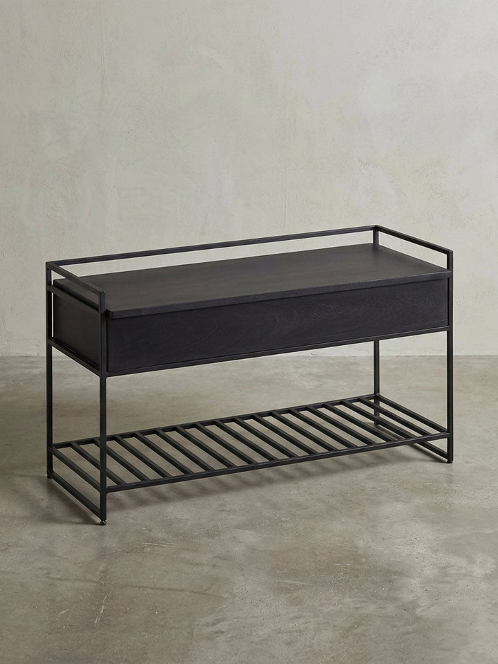 Industrielle Flurbank 90 cm breit in schräger 3/4-Ansicht, die die schlanke Metallstruktur und die geräumige Sitzfläche aus schwarzem Massivholz zeigt._