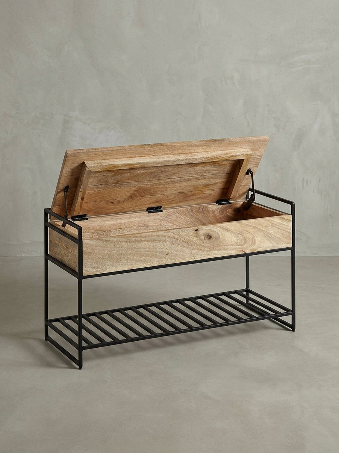 Gesamtansicht der Sitzbank aus Mango Massivholz, die das harmonische Zusammenspiel von warmem Holz und kühlem Metall verdeutlicht._