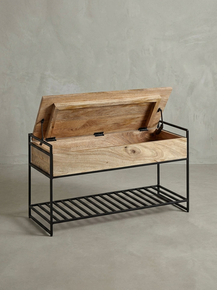 Gesamtansicht der Sitzbank aus Mango Massivholz, die das harmonische Zusammenspiel von warmem Holz und kühlem Metall verdeutlicht._
