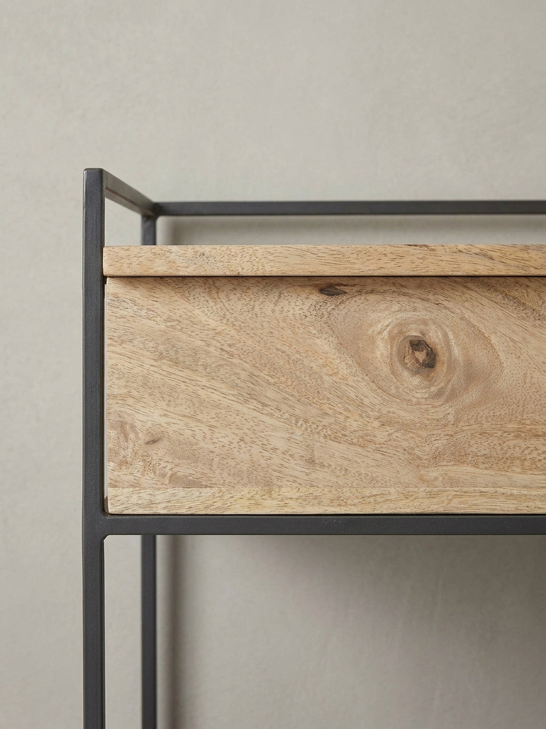 Holzbank im Industrie-Stil mit geöffnetem Deckel, der den großzügigen Stauraum für Accessoires im Inneren offenbart._