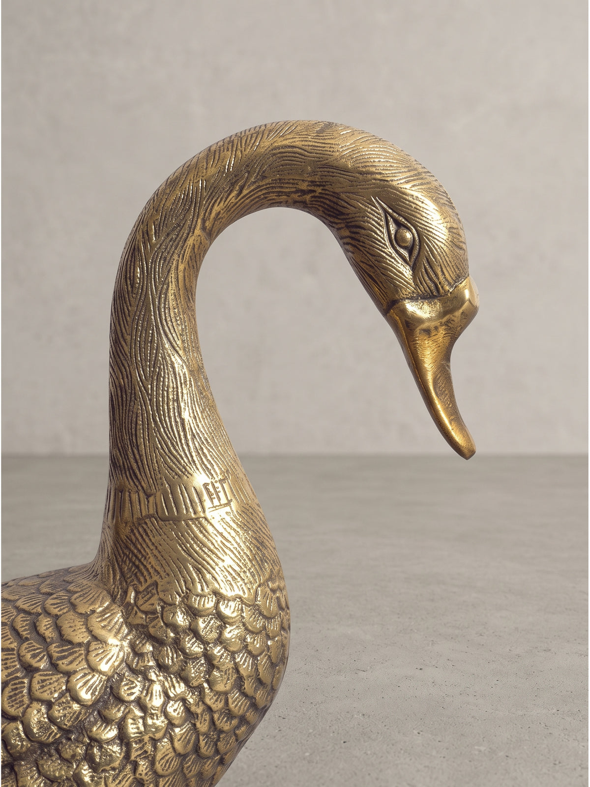 Gesamteindruck der formschönen Aluminiumfigur Gans in edlem, warmem Goldton, das stolze 42 cm hohe Designobjekt bereichert als stilvoller Blickfang jede anspruchsvolle und durchdachte Inneneinrichtung._