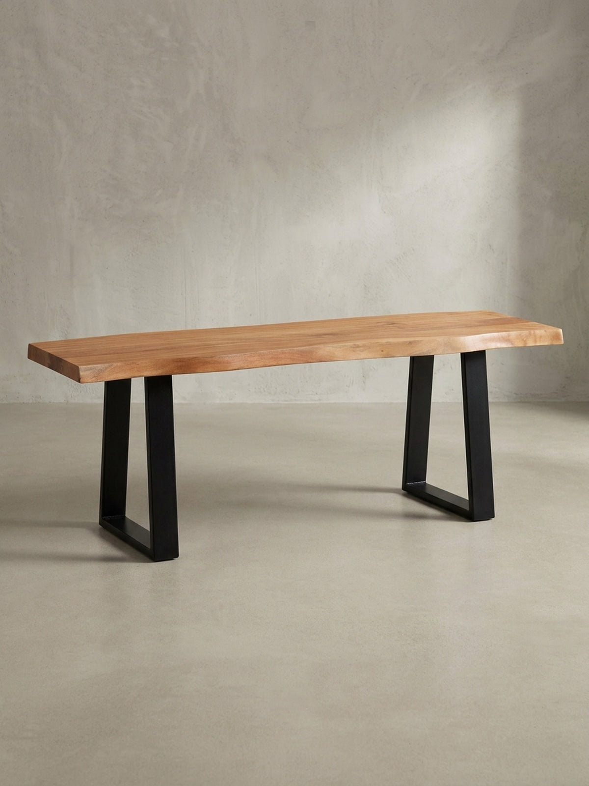 Freigestellte Garderobenbank 120 cm aus Akazie Massivholz mit schwarzen Metallbeinen in der Frontalansicht vor weißem Hintergrund.