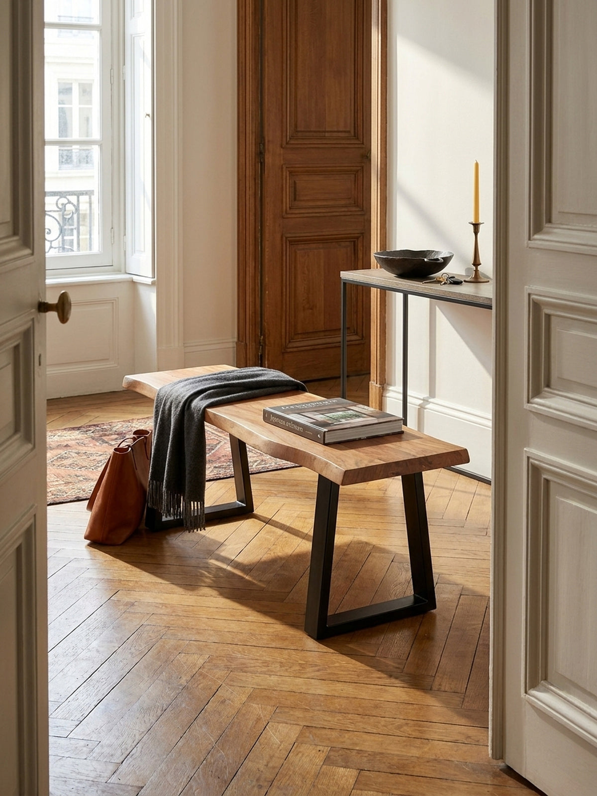 Stilvolle Garderobenbank aus massivem Akazienholz mit Baumkante in einem lichtdurchfluteten Altbau-Flur mit Stuck und Holzboden.