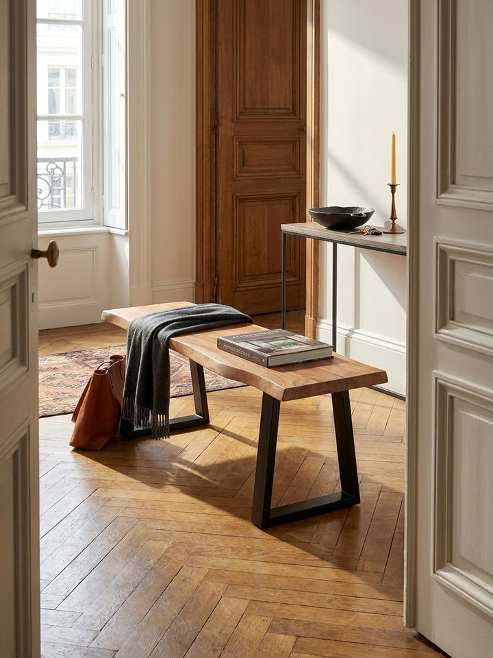 Stilvolle Garderobenbank aus massivem Akazienholz mit Baumkante in einem lichtdurchfluteten Altbau-Flur mit Stuck und Holzboden._