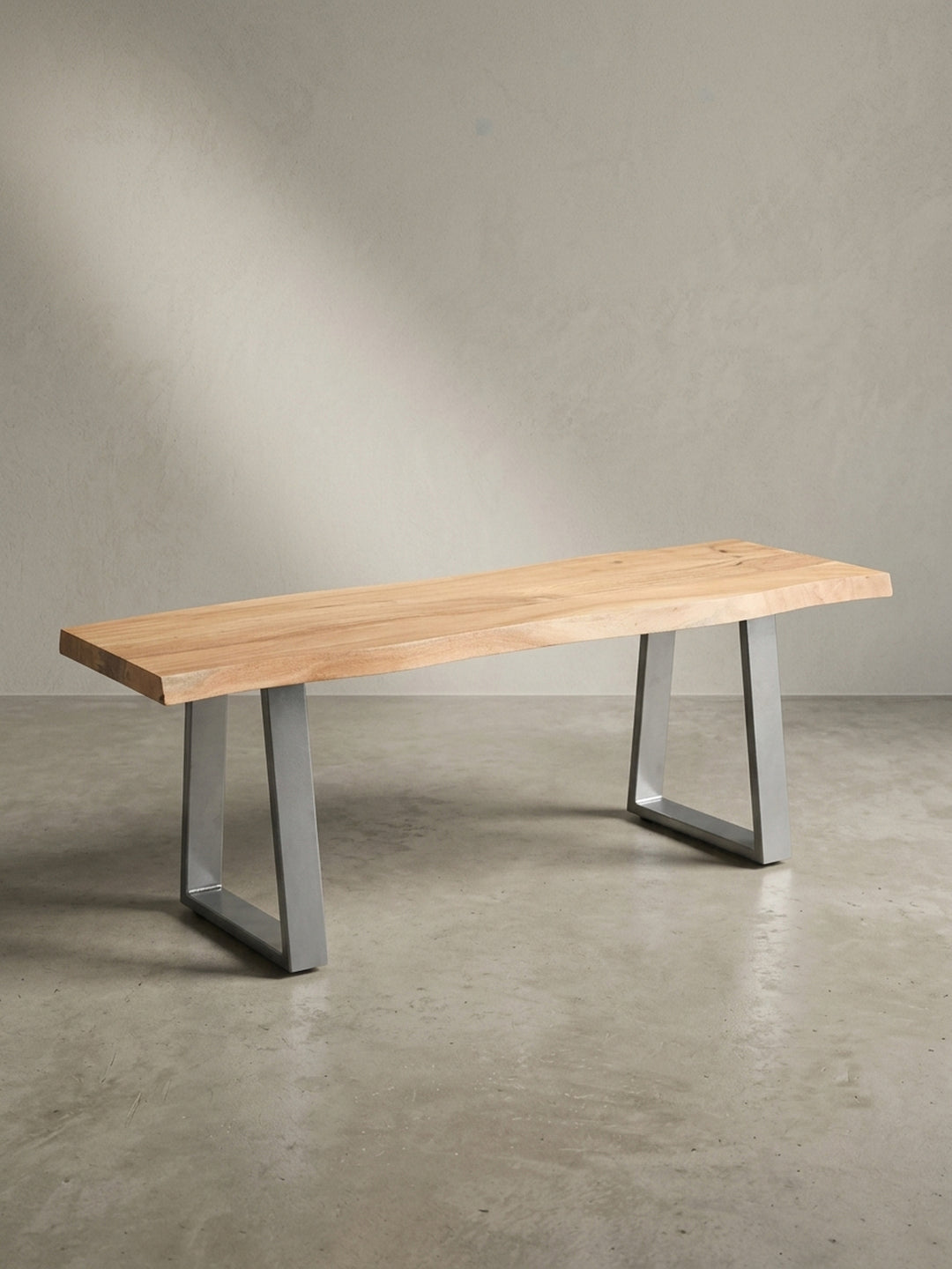Schräge 3/4-Ansicht der Massivholz-Sitzbank, die die Tiefe der Holzplatte und das industrielle Design der chromfarbenen Beine hervorhebt._