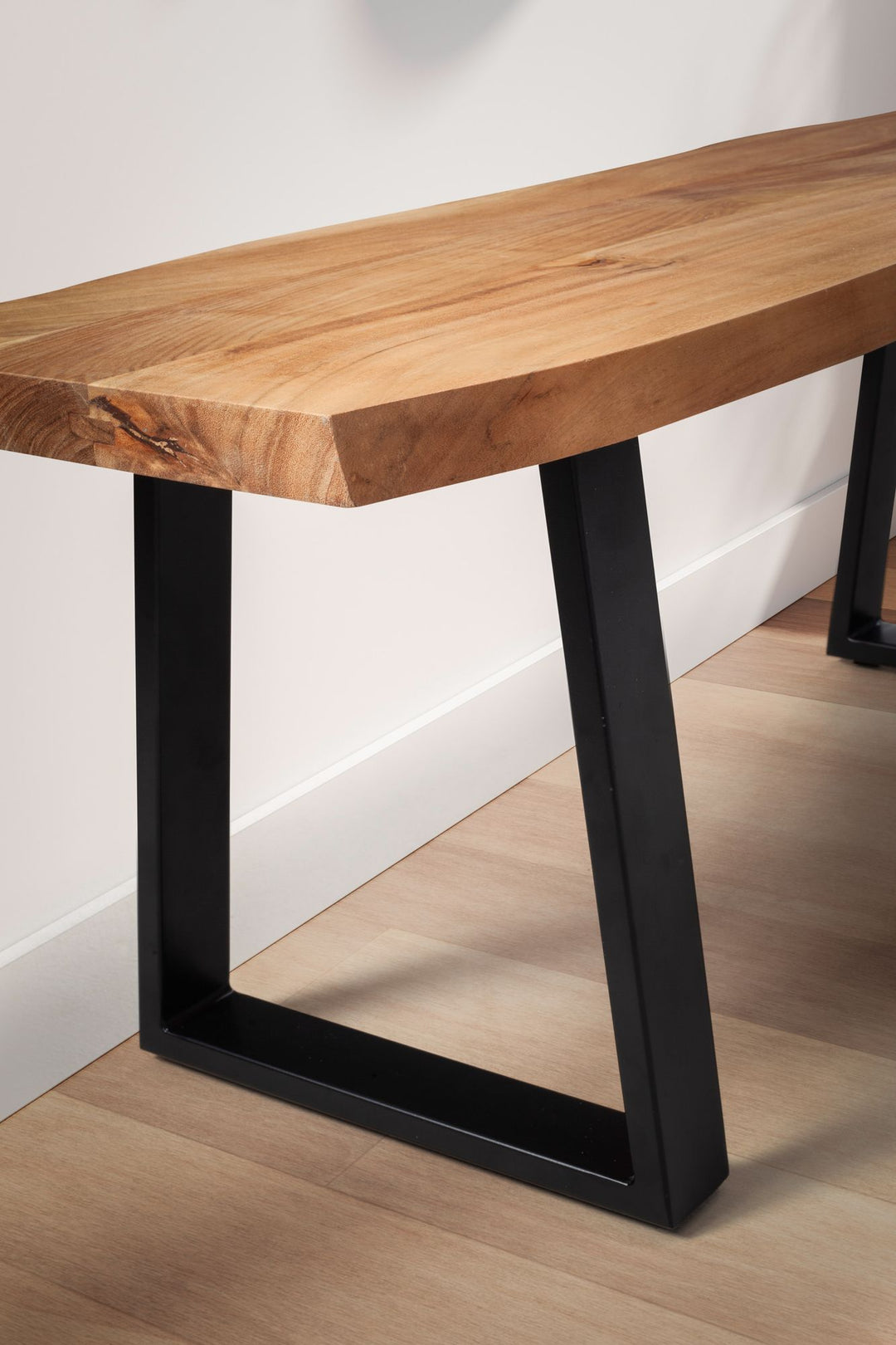 Garderobenbank 120x40x45-5 cm Akazie Massivholz / Metall mit Baumkante - Sitzbank Flur Holzbank Massiv ohne Lehne - Flurbank Modern Eingangsbereich Klein Trapezbeine Schwarz_