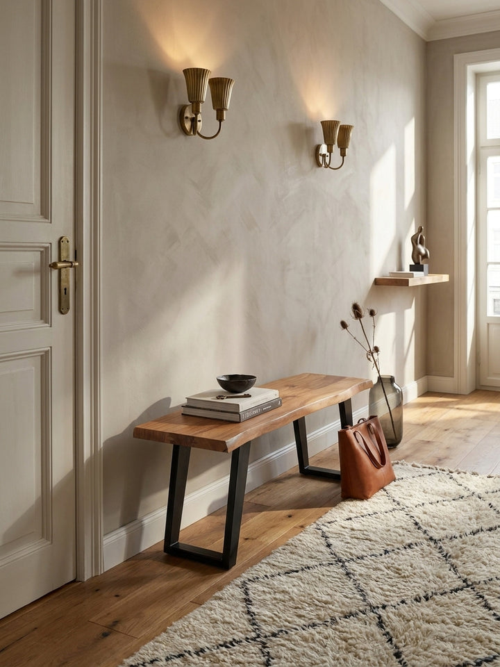 Moderne Garderobenbank aus Akazienholz mit Baumkante und schwarzen Metallbeinen, stilvoll platziert in einem hellen Altbau-Flur auf einem Vintage-Kilim-Teppich._