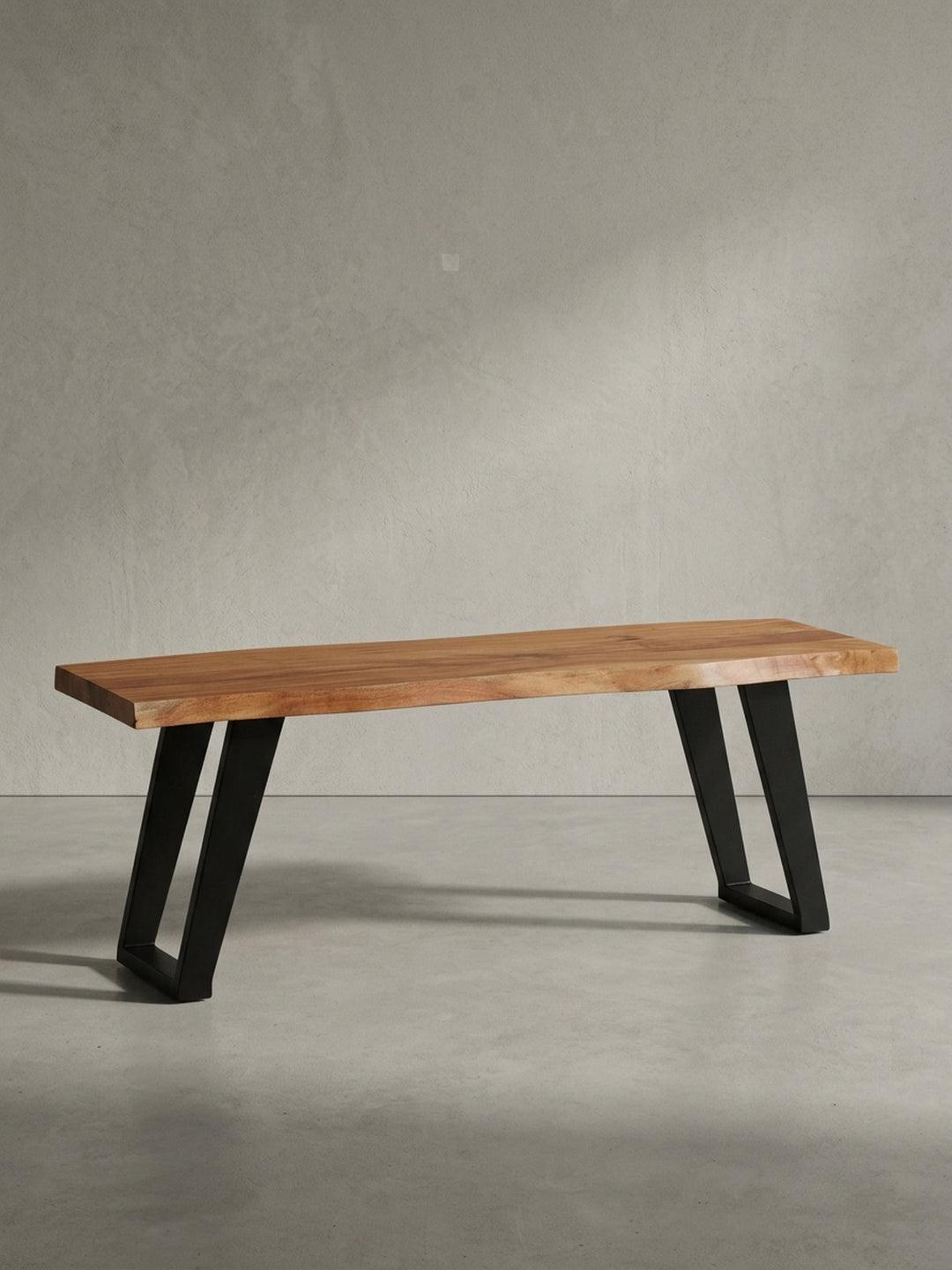 Design-Holzbank mit charakteristischer Baumkante und soliden U-Beinen aus Metall, eine Kombination aus natürlichem Charme und industrieller Ästhetik._
