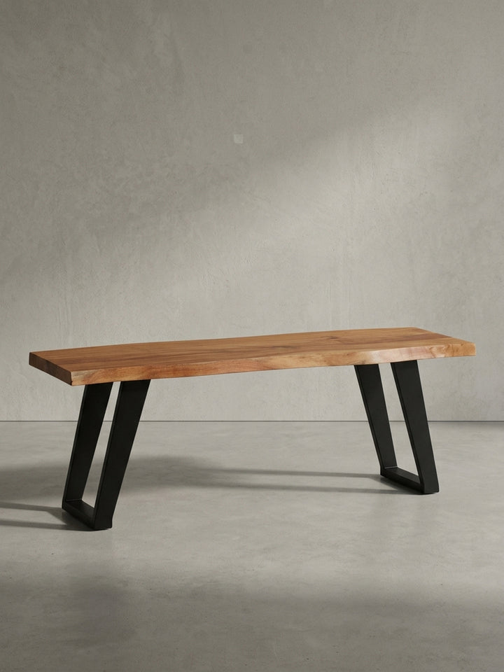 Design-Holzbank mit charakteristischer Baumkante und soliden U-Beinen aus Metall, eine Kombination aus natürlichem Charme und industrieller Ästhetik._
