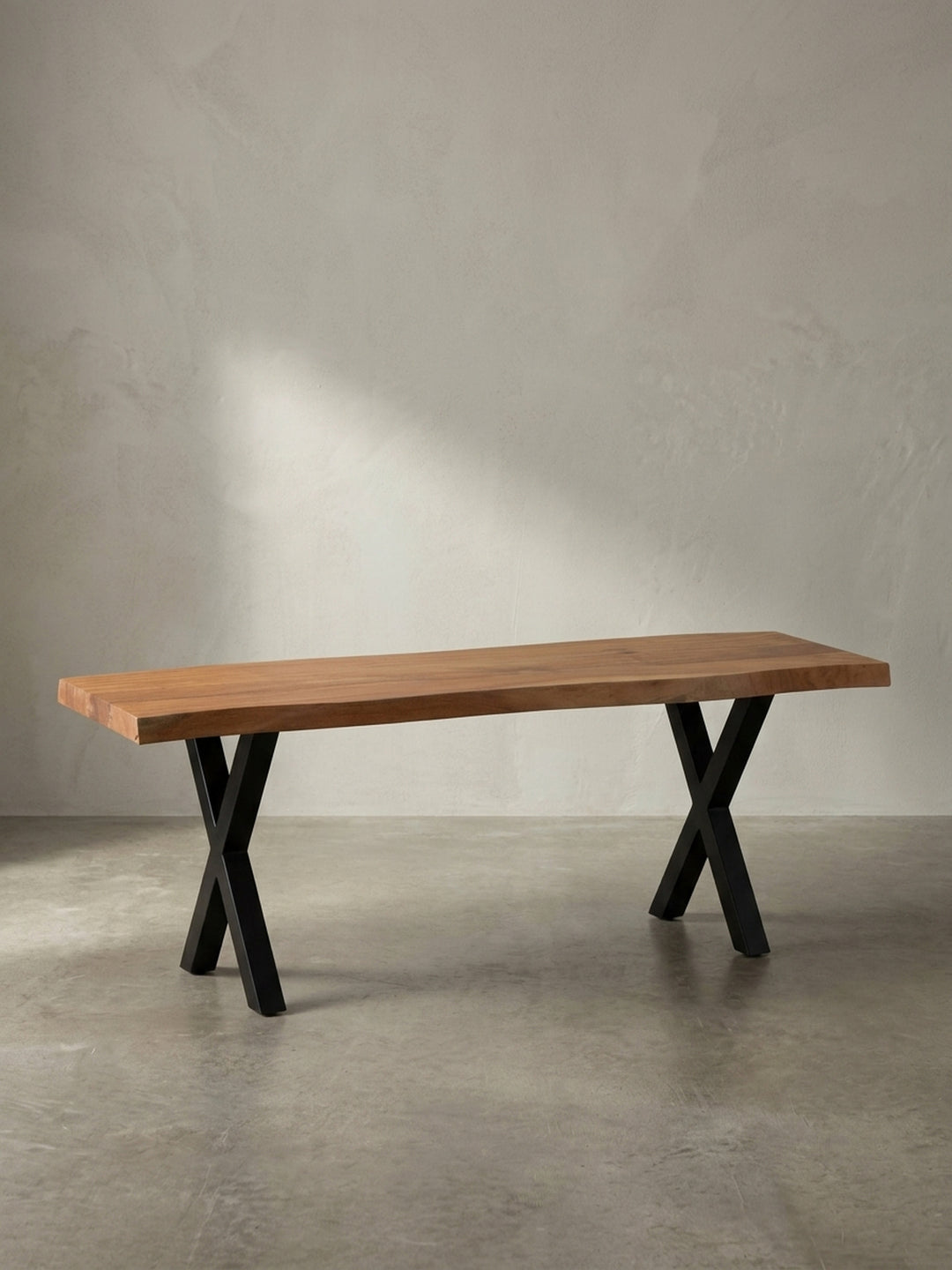 Design-Sitzbank aus Akazie und Eisen als funktionales Möbelstück für den modernen Flur, das Sitzgelegenheit und Ablagefläche elegant kombiniert._