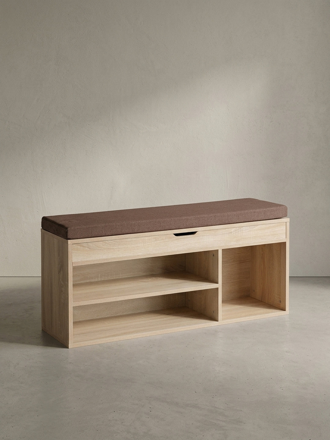 Vorderansicht der schmalen Flur-Sitzbank 104x51x32 cm mit drei offenen Schuhfächern und integriertem Stauraum_
