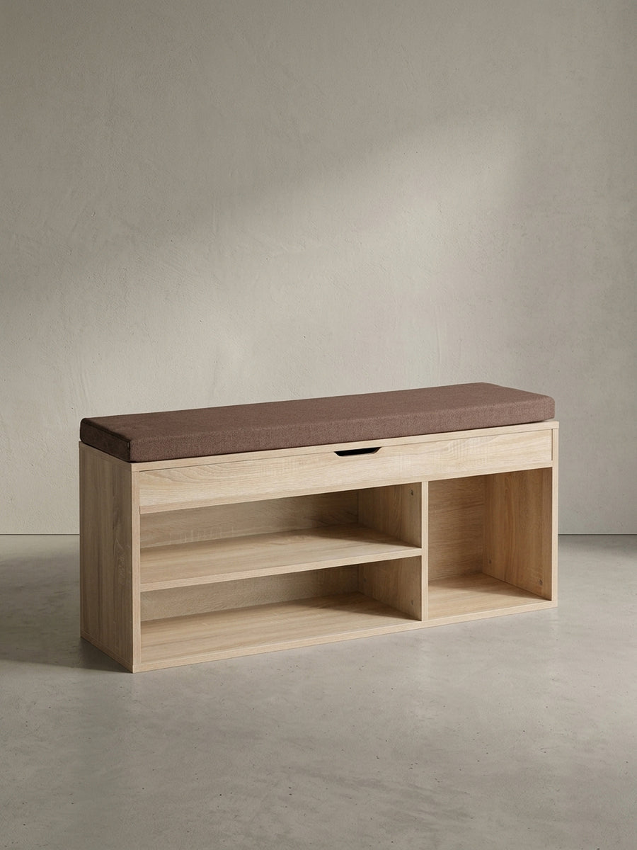 Vorderansicht der schmalen Flur-Sitzbank 104x51x32 cm mit drei offenen Schuhfächern und integriertem Stauraum_