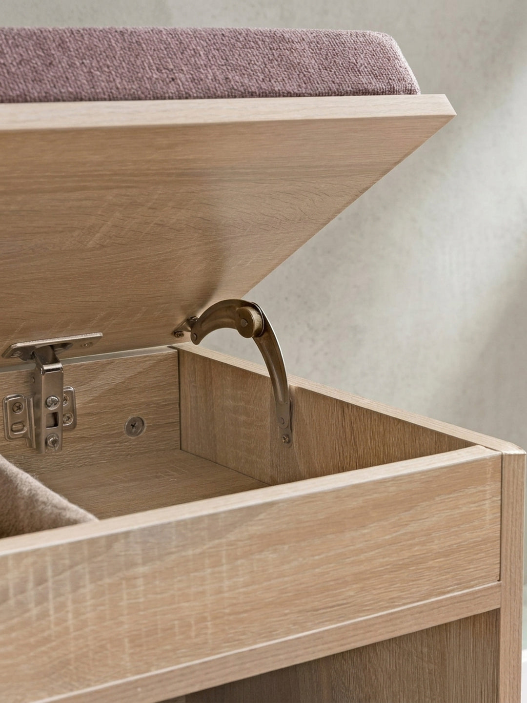 Gesamtübersicht der multifunktionalen Flurbank, die bequeme Sitzgelegenheit und offenes Schuhregal in klarem Design vereint_
