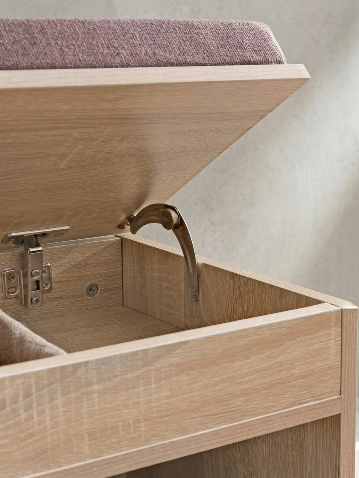 Gesamtübersicht der multifunktionalen Flurbank, die bequeme Sitzgelegenheit und offenes Schuhregal in klarem Design vereint_