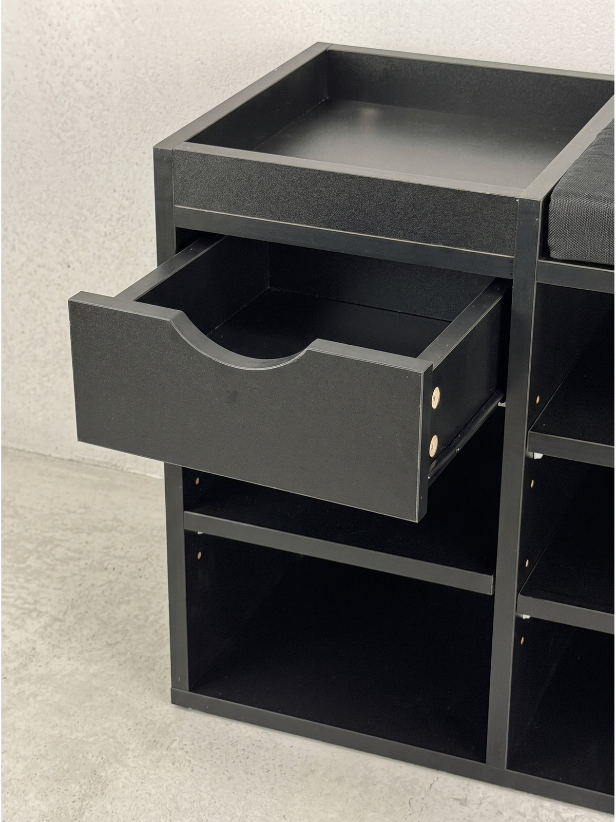 Moderne Sitzbank mit integriertem Schuhregal und Tablettablage halbseitig von rechts freigestellt_