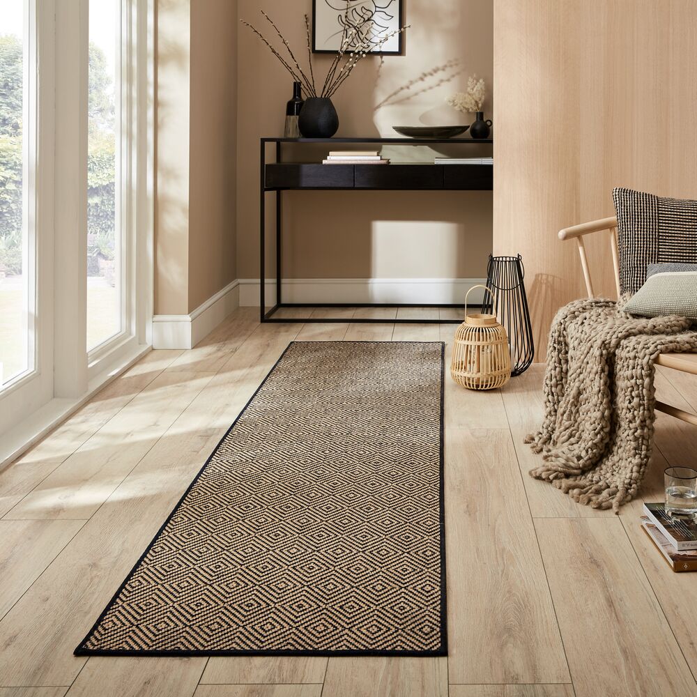 Geometrischer Jute-Teppich mit Naturkautschuk - hochdicht_Braun-Schwarz_Treppenläufer_